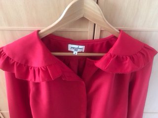 Monísima camisa roja.