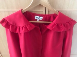 Monísima camisa roja.