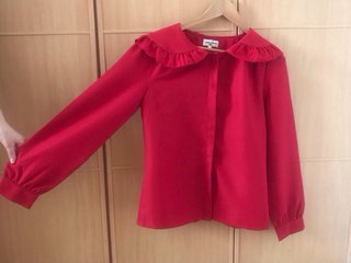 Monísima camisa roja.