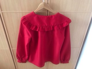 Monísima camisa roja.