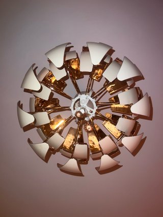 Lámpara colgante dorada y blanca Ikea