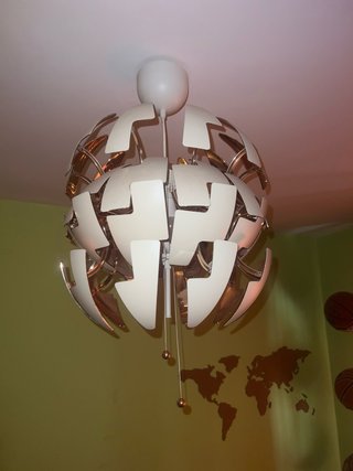 Lámpara colgante dorada y blanca Ikea