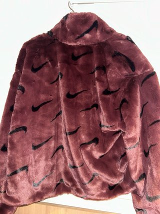 Chaqueta Nike Burdeos Estampada