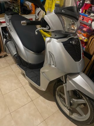 Vendo moto.kymco people del 2008,estado perfecto..