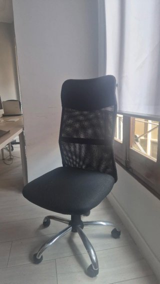 Silla de oficina ergonómica negra
