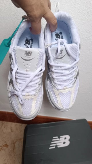 Zapatillas New Balance Blancas y Plateadas