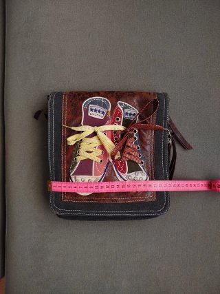 Bolso de hombro con zapatillas