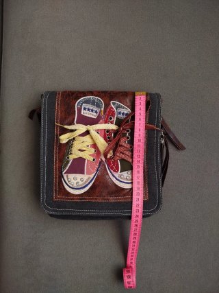 Bolso de hombro con zapatillas