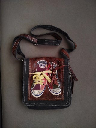 Bolso de hombro con zapatillas