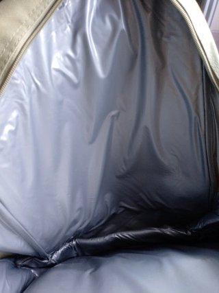 Mochila de camping beige y azul