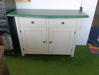 Aparador marfil con tapa verde