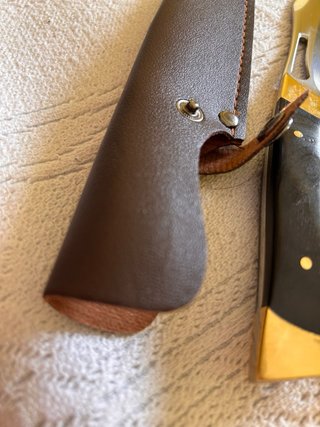 Herramienta de corte con funda de cuero