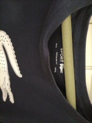 Camiseta Lacoste Azul con Cocodrilo Blanco