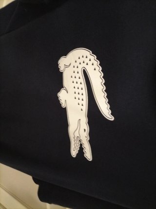 Camiseta Lacoste Azul con Cocodrilo Blanco