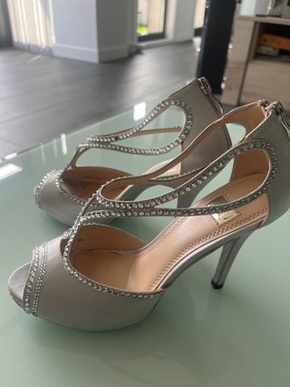 Zapatos de fiesta plateados con pedrería