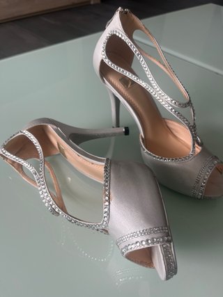 Zapatos de fiesta plateados con pedrería