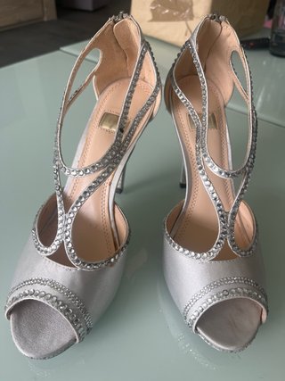 Zapatos de fiesta plateados con pedrería