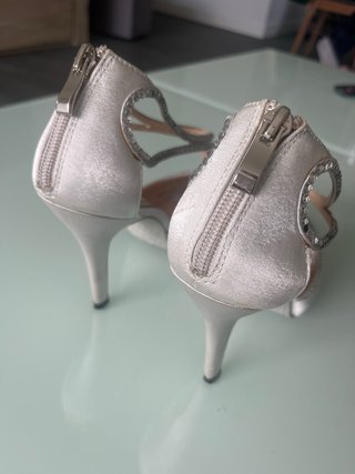 Zapatos de fiesta plateados con pedrería