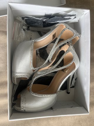 Zapatos de fiesta plateados con pedrería