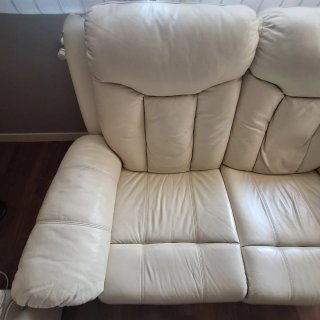 Urge. Sofá de dos plazas reclinable en piel beige