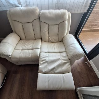Urge. Sofá de dos plazas reclinable en piel beige