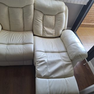 Urge. Sofá de dos plazas reclinable en piel beige