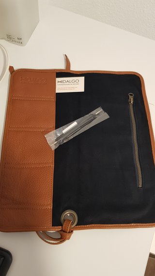 Funda de piel marrón y chenilla azul para relojes