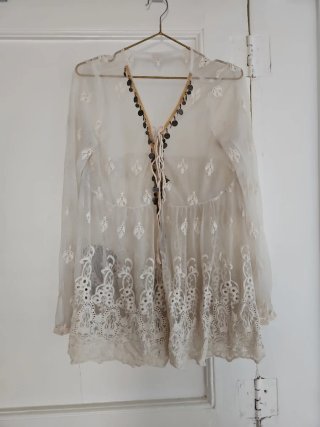 Blusa de encaje con abalorios