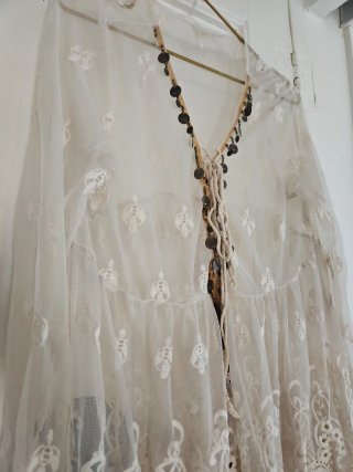 Blusa de encaje con abalorios