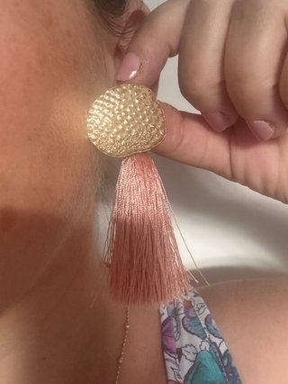 Pendientes dorados con flecos rosas
