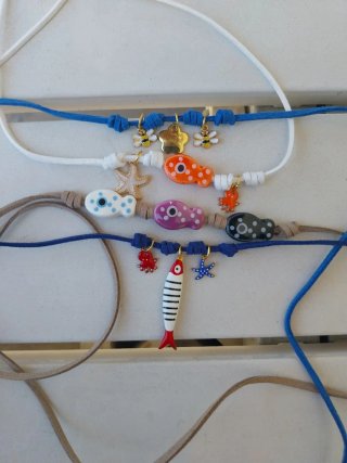 Choker con ciondoli ape e fiore
