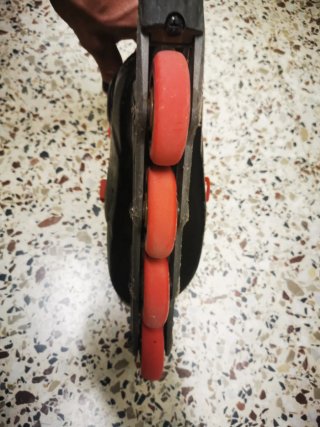 Patines en línea infantiles negros y rojos