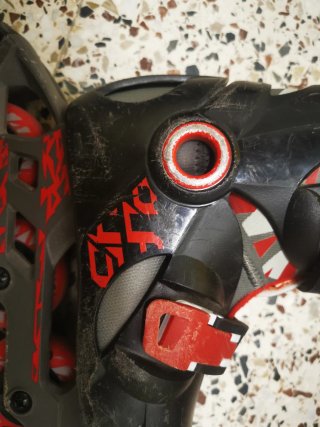 Patines en línea infantiles negros y rojos