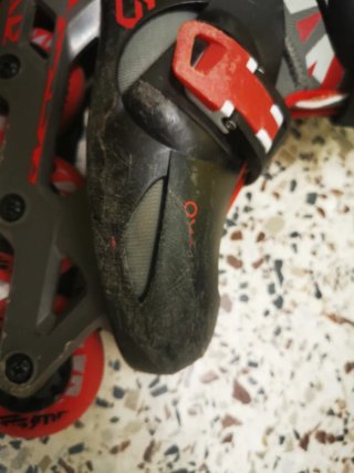 Patines en línea infantiles negros y rojos