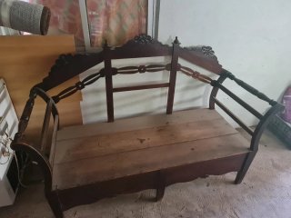 Antiguo sillón de madera