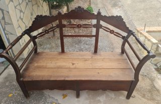 Antiguo sillón de madera