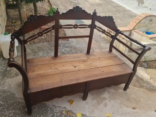 Antiguo sillón de madera
