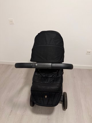 Sillita de bebé negra marca Venicci.