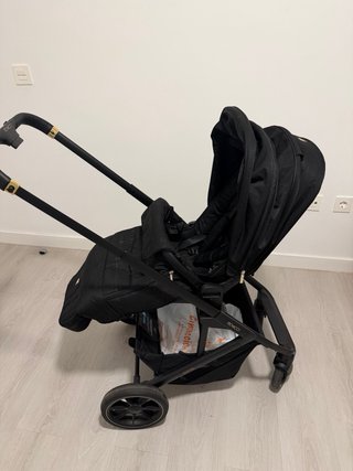 Sillita de bebé negra marca Venicci.