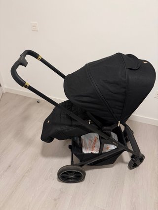 Sillita de bebé negra marca Venicci.