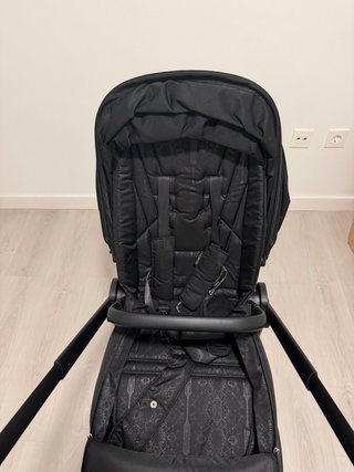Sillita de bebé negra marca Venicci.