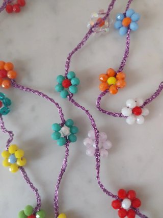 Collana fiori uncinetto per l'estate