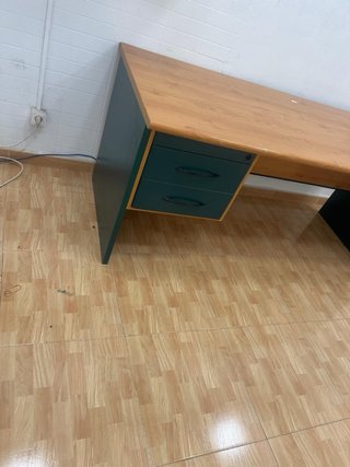 Escritorio madera y verde