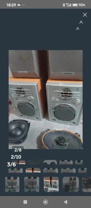 Lote de altavoces beige y marrones