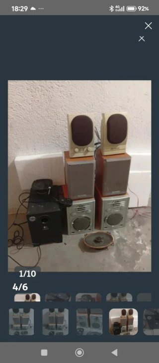 Lote de altavoces beige y marrones