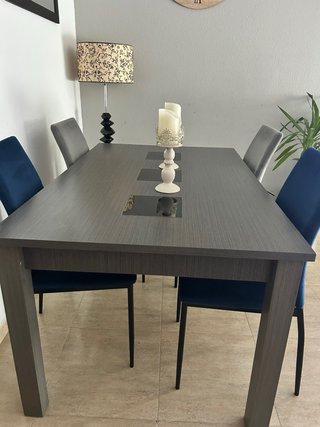 Mesa de comedor gris y azul