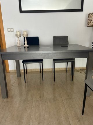 Mesa de comedor gris y azul