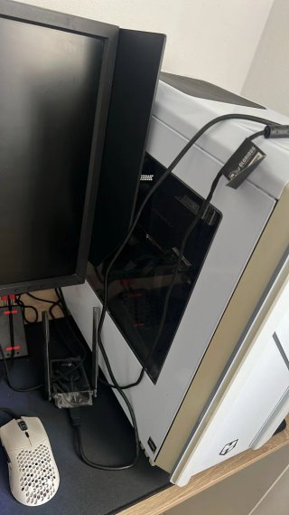 MSI Computadora Blanca y Roja