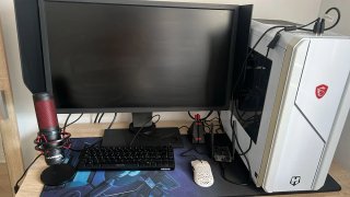 MSI Computadora Blanca y Roja
