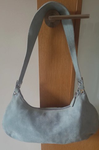 Bolso vintage azul con líneas multicolor